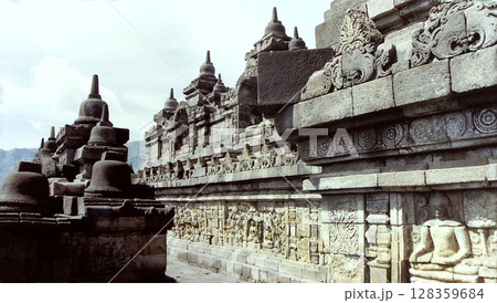 Borobudur Temple / ボロブドゥール寺院遺跡群，境内の内側 (仏塔と仏像の石碑群) 128359684