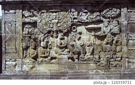 Borobudur ボロブドゥール寺院遺跡群，境内の壁一面の石の彫刻 (石碑群の様子) 真正面から 128359731