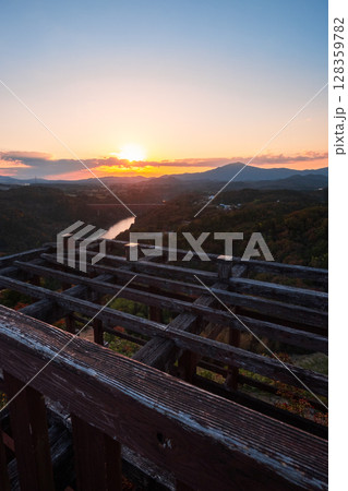 苗木城跡(秋):天守展望台から笠置山方面の眺め 苗木城跡(秋):天守展望台から笠置山方面の眺め 128359782