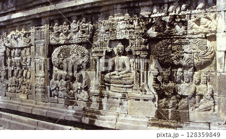 Borobudur ボロブドゥール寺院遺跡群,境内の壁一面の石の彫刻 (石碑群の様子) 斜めアングル Borobudur ボロブドゥール寺院遺跡群,境内の壁一面の石の彫刻 (石碑群の様子) 斜めアングル 128359849