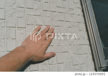 外壁を触る 128359991