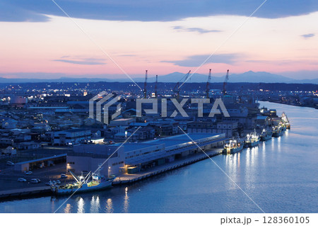 舘鼻公園展望台から観る八戸港の夕景（青森県八戸市） 128360105