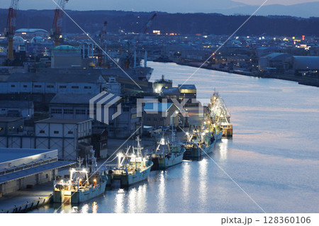 舘鼻公園展望台から観る八戸港の夕景（青森県八戸市） 128360106