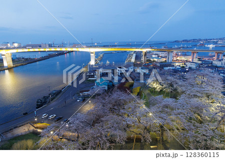グレットタワーみなとから観る八戸市街と桜(青森県八戸市) グレットタワーみなとから観る八戸市街と桜(青森県八戸市) 128360115