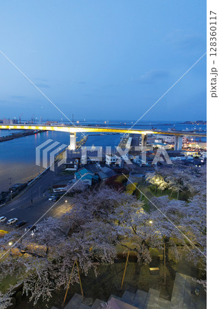 グレットタワーみなとから観る八戸市街と桜(青森県八戸市) グレットタワーみなとから観る八戸市街と桜(青森県八戸市) 128360117