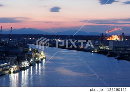 舘鼻公園から観る黄昏時の八戸魚市場(青森県八戸市) 舘鼻公園から観る黄昏時の八戸魚市場(青森県八戸市) 128360125