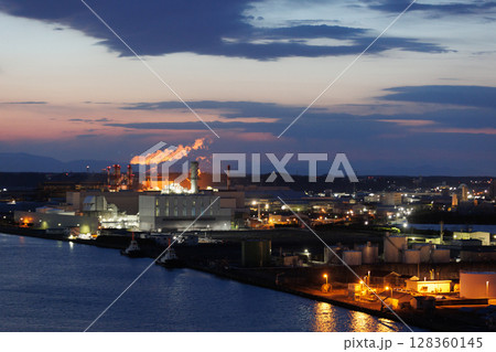 舘鼻公園展望台から観る八戸港の夕景（青森県八戸市） 128360145