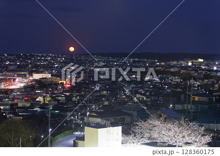 夜桜と八戸街の向こうから出てくる満月(青森県八戸市) 夜桜と八戸街の向こうから出てくる満月(青森県八戸市) 128360175
