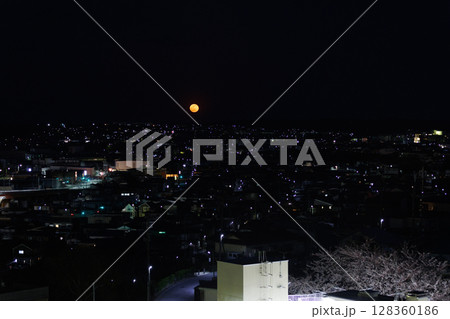 満月の月の出と満開の夜桜(青森県八戸市) 満月の月の出と満開の夜桜(青森県八戸市) 128360186