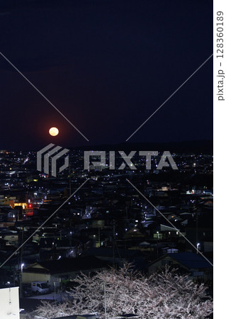 満月月の出と満開の夜桜（青森県八戸市） 128360189