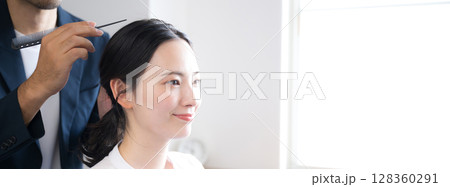 ヘアセットをするヘアメイクの男性と女性 仕上げのイメージ 鏡を見るクローズアップ ヘアセットをするヘアメイクの男性と女性 仕上げのイメージ 鏡を見るクローズアップ 128360291