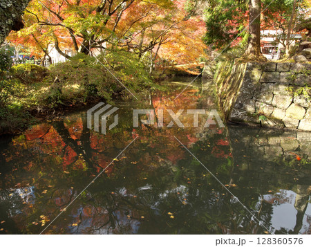 紅葉の水面に映る秋の風景 紅葉の水面に映る秋の風景 128360576