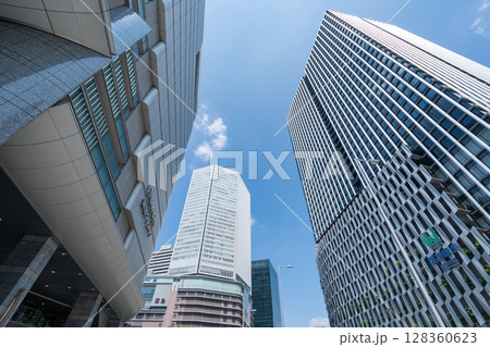 大阪駅前風景（阪急・阪神百貨店他/2025年7月） 128360623