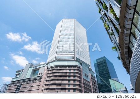 大阪駅前風景（阪急百貨店他/2025年7月） 128360625