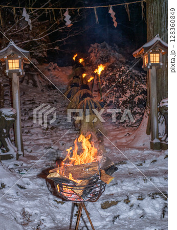 柴灯祭り 献餅が済み山へ帰って行くナマハゲ達 秋田県 柴灯祭り 献餅が済み山へ帰って行くナマハゲ達 秋田県 128360849