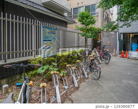 無人管理の有料駐輪場と自転車 128360877
