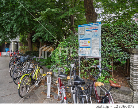 無人管理の有料駐輪場と自転車 128360878