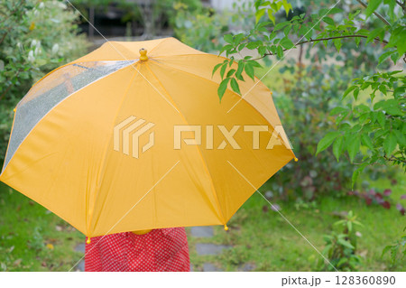 雨の日に傘をさして遊ぶ女の子 雨の日に傘をさして遊ぶ女の子 128360890