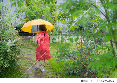 雨の日に傘をさして遊ぶ女の子 雨の日に傘をさして遊ぶ女の子 128360893