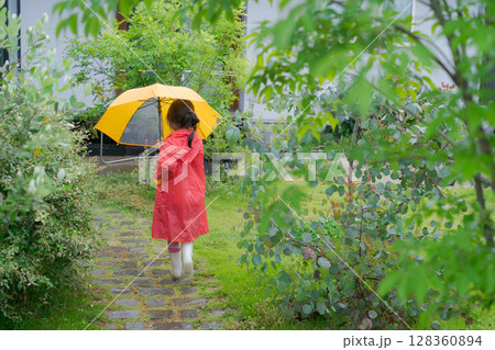 雨の日に傘をさして遊ぶ女の子 雨の日に傘をさして遊ぶ女の子 128360894