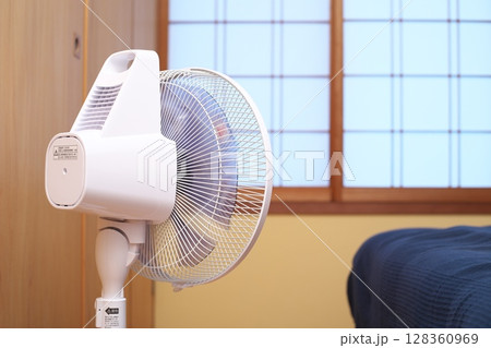 和室での扇風機イメージ 128360969