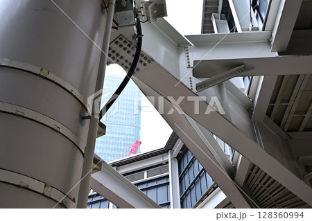 駅ビル連絡通路の高架下 駅ビル連絡通路の高架下 128360994