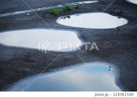 駐車場の水たまり 駐車場の水たまり 128361580