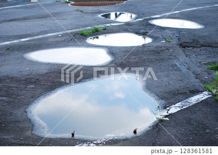 駐車場の水たまり 128361581