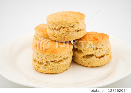 白いお皿に盛られたスコーン 128362054