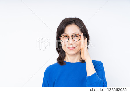 眼鏡のミドルの女性 128362083