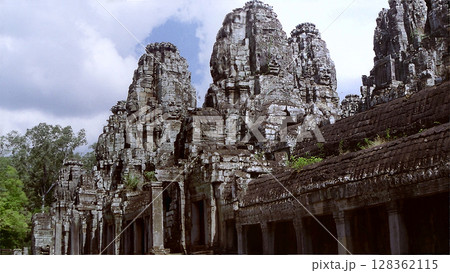アンコールワット @カンボジア世界遺産・世界遺跡,正面のワイドパノラマビュー 施設内部の石像のアップ アンコールワット @カンボジア世界遺産・世界遺跡,正面のワイドパノラマビュー 施設内部の石像のアップ 128362115