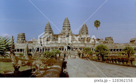 アンコールワット @カンボジア世界遺産・世界遺跡,正面のワイドパノラマビュー(広角ワイド撮り) アンコールワット @カンボジア世界遺産・世界遺跡,正面のワイドパノラマビュー(広角ワイド撮り) 128362158