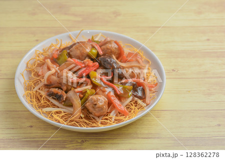 肉団子と野菜の餡かけ皿うどん 128362278