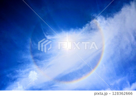 虹に囲まれている太陽 128362666
