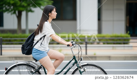 自転車に乗る女性 128362674