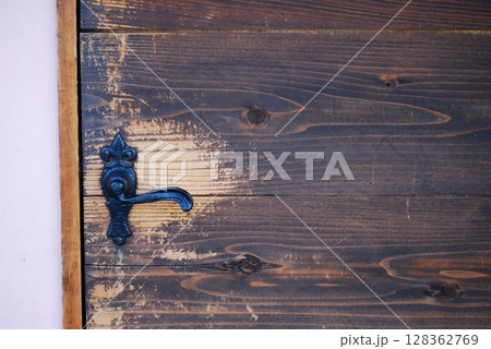 古い木製のドア 128362769