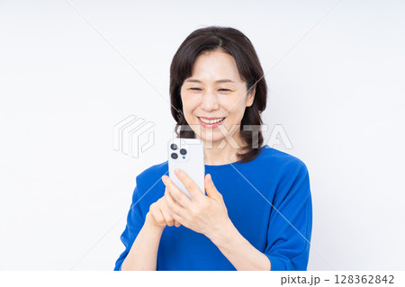 スマホを使うミドルの女性 128362842