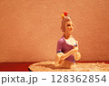 ケーキにのせるポーセリン製の人形 128362854