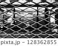 工事現場の金網　モノクロ 128362855