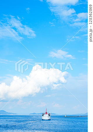 瀬戸内海の夏雲の下を小豆島へ向かうフェリー 瀬戸内海の夏雲の下を小豆島へ向かうフェリー 128362869