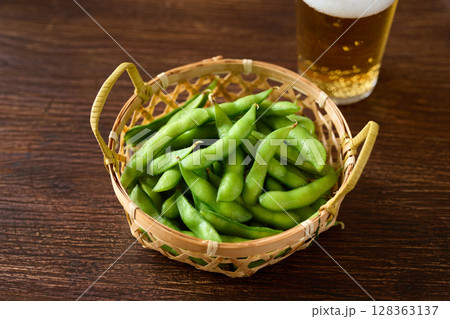 かごに盛った茹でた枝豆 128363137
