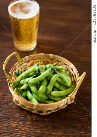 かごに盛った茹でた枝豆 128363138