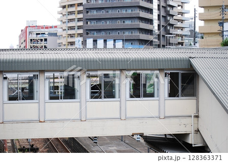 駅の連絡通路 駅の連絡通路 128363371