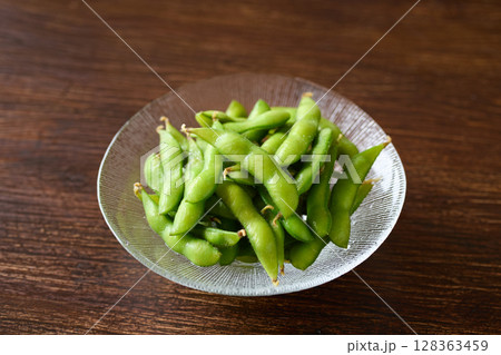 グラスの皿に盛った茹でた枝豆 グラスの皿に盛った茹でた枝豆 128363459