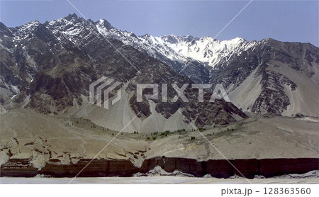 Glacier of Karakorum 現代の氷河から眺め見るカラコルム山脈(パキスタン国境側) 128363560