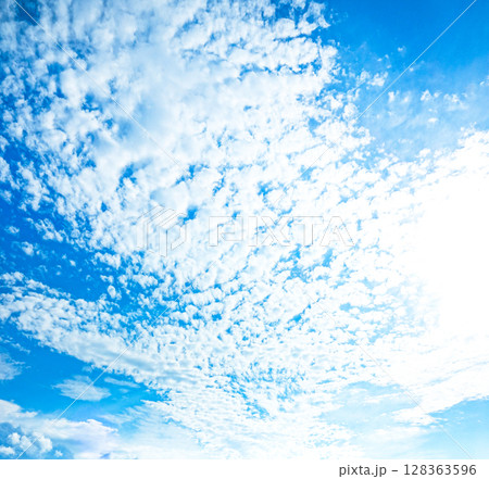 青空と雲のシンプルな風景 青空と雲のシンプルな風景 128363596