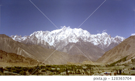 Karakorum range / パキスタン国境から眺める雪のカラコルム山脈の大パノラマ Karakorum range / パキスタン国境から眺める雪のカラコルム山脈の大パノラマ 128363704