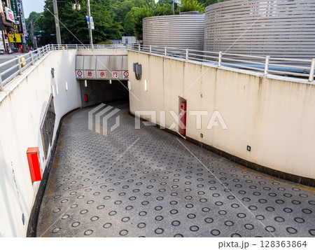 地下駐車場入口のスロープと「最徐行」の標識 地下駐車場入口のスロープと「最徐行」の標識 128363864