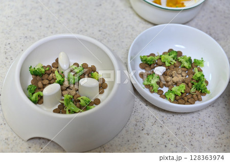 愛犬の手作りご飯　ドッグフードにトッピング（ブロッコリー・かぼちゃ・サプリ）　 128363974