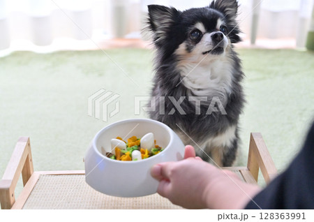 愛犬の手作りご飯　ドッグフードにトッピング（ブロッコリー・かぼちゃ・サプリ）　チワワ 128363991